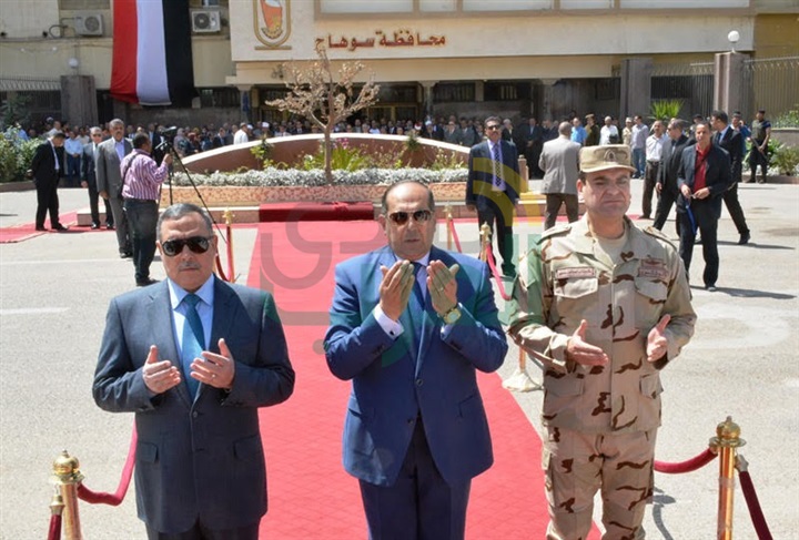 وضع أكليل الزهور على النصب التذكاري للجندي المجهول أمام ديوان عام المحافظة بسوهاج 