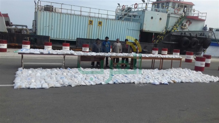 بالصور.. إحباط تهريب طن و200 كليو هيروين وضبط 5 باكستانيين بـ«سفاجا»