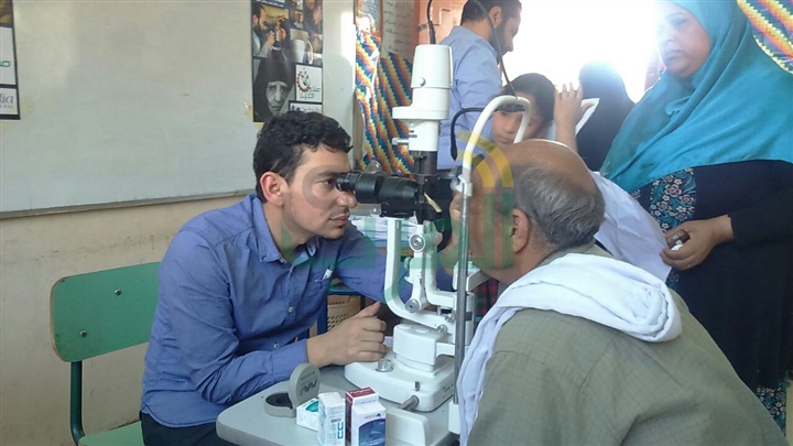 استمرار قوافل "عنيك فى عنينا" بالفيوم وإنقاذ ألف مواطن من العمى