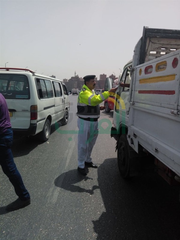 بالصور.. المرور تواصل حملات توعية سائقى «النقل الثقيل» بالسير يمين الطريق