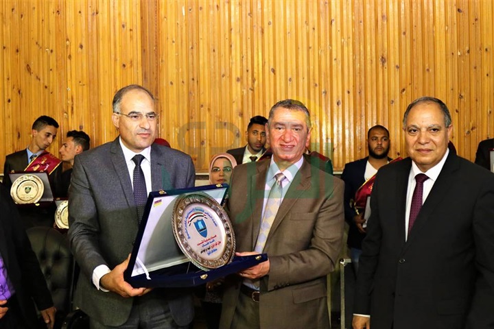 بالصور..محافظ كفر الشيخ ومدير الأمن يشهد الاحتفال بتنصيب اتحاد طلاب معهد الخدمة الاجتماعية...ودعمه بقيمة 2 مليون جنيه