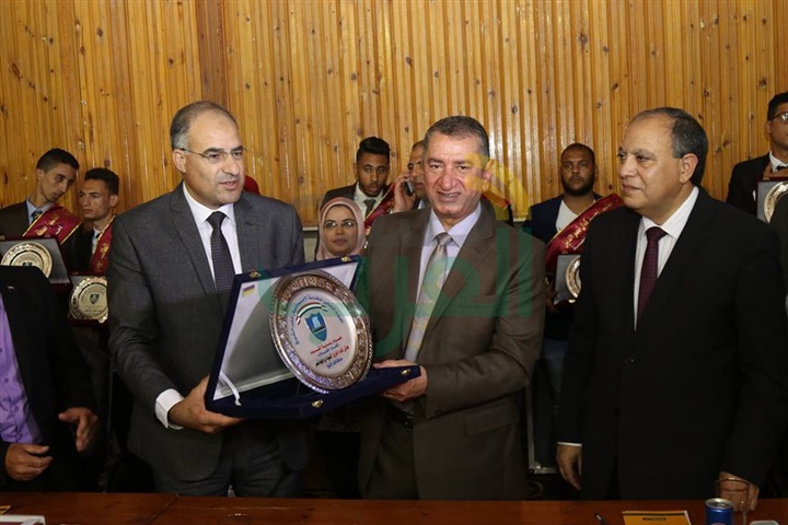 بالصور..محافظ كفر الشيخ ومدير الأمن يشهد الاحتفال بتنصيب اتحاد طلاب معهد الخدمة الاجتماعية...ودعمه بقيمة 2 مليون جنيه