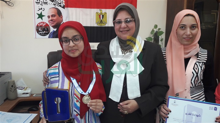 بالصور...تعليم كفر الشيخ تكرم طالبة بيلا بطلة التحدي والأولي في " تحدي القراءة العربي"