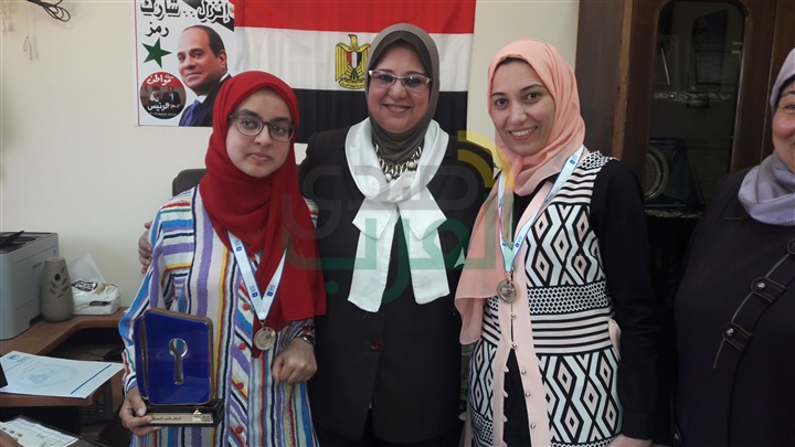 بالصور...تعليم كفر الشيخ تكرم طالبة بيلا بطلة التحدي والأولي في " تحدي القراءة العربي"