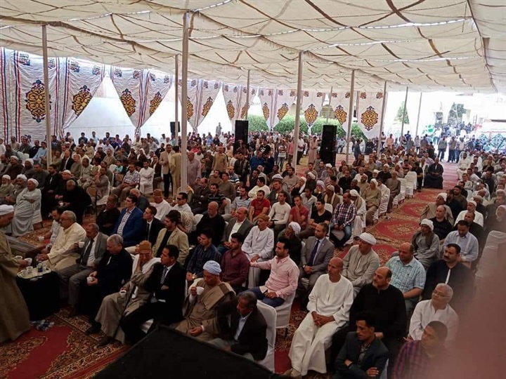 بالصور.. كفن ودية ينهيان خصومة ثأرية بين عائلتين بالبدرشين بحضور أمنى مكثف