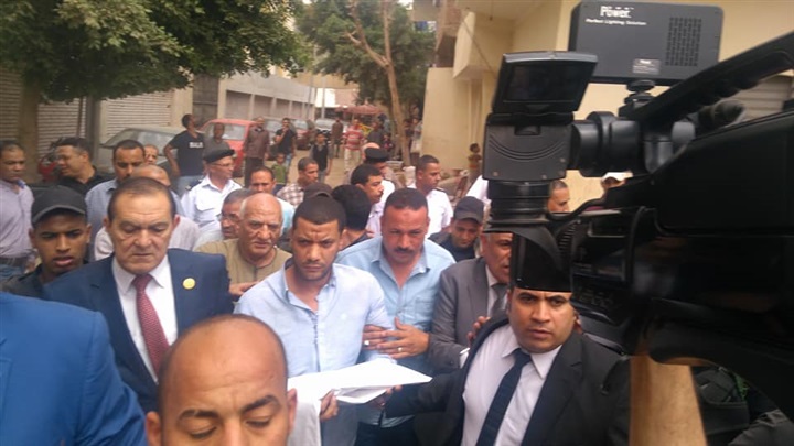 بالصور.. كفن ودية ينهيان خصومة ثأرية بين عائلتين بالبدرشين بحضور أمنى مكثف