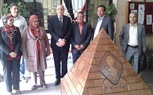 وكيل أول وزارة التربية والتعليم بالقاهرة يضع مجسم هرم خليك زي ادم بمدخل ديوان عام المديرية