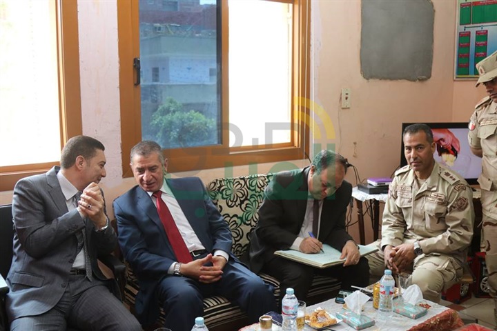 بالصور.. محافظ كفرالشيخ ومدير الأمن يضعان إكليل الزهورعلى قبرالجندى المجهول فى ذكرى تحرير سيناء