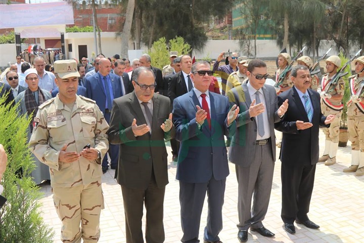 بالصور.. محافظ كفرالشيخ ومدير الأمن يضعان إكليل الزهورعلى قبرالجندى المجهول فى ذكرى تحرير سيناء