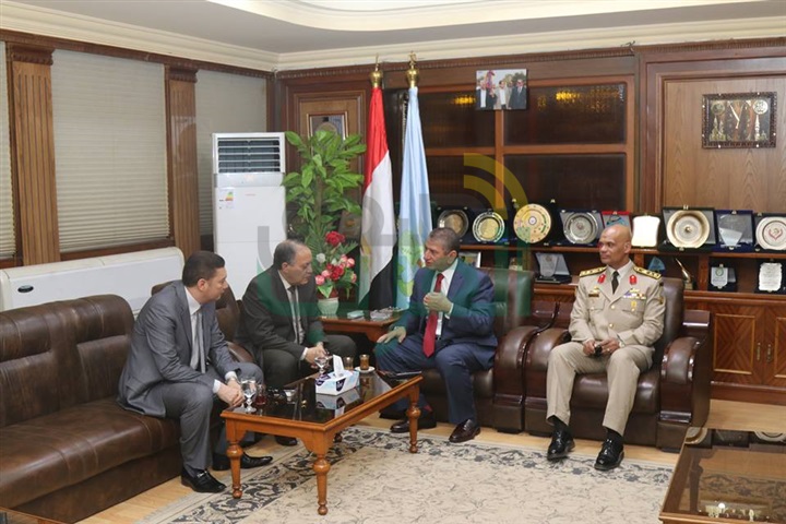 بالصور.. محافظ كفرالشيخ ومدير الأمن يضعان إكليل الزهورعلى قبرالجندى المجهول فى ذكرى تحرير سيناء