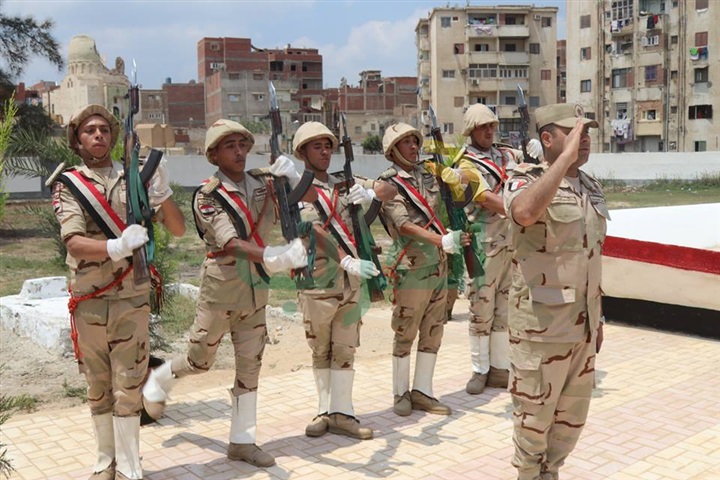 بالصور.. محافظ كفرالشيخ ومدير الأمن يضعان إكليل الزهورعلى قبرالجندى المجهول فى ذكرى تحرير سيناء