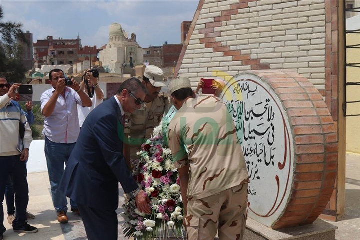 بالصور.. محافظ كفرالشيخ ومدير الأمن يضعان إكليل الزهورعلى قبرالجندى المجهول فى ذكرى تحرير سيناء