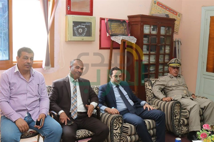 بالصور.. محافظ كفرالشيخ ومدير الأمن يضعان إكليل الزهورعلى قبرالجندى المجهول فى ذكرى تحرير سيناء