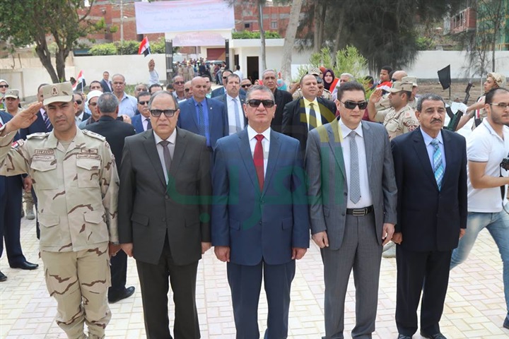 بالصور.. محافظ كفرالشيخ ومدير الأمن يضعان إكليل الزهورعلى قبرالجندى المجهول فى ذكرى تحرير سيناء