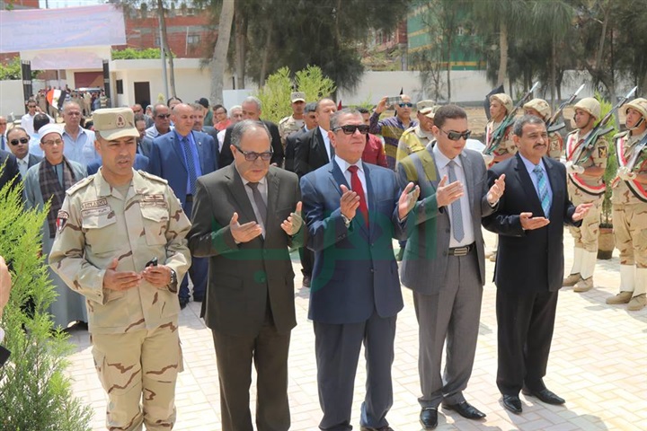 بالصور.. محافظ كفرالشيخ ومدير الأمن يضعان إكليل الزهورعلى قبرالجندى المجهول فى ذكرى تحرير سيناء