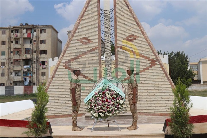 بالصور.. محافظ كفرالشيخ ومدير الأمن يضعان إكليل الزهورعلى قبرالجندى المجهول فى ذكرى تحرير سيناء