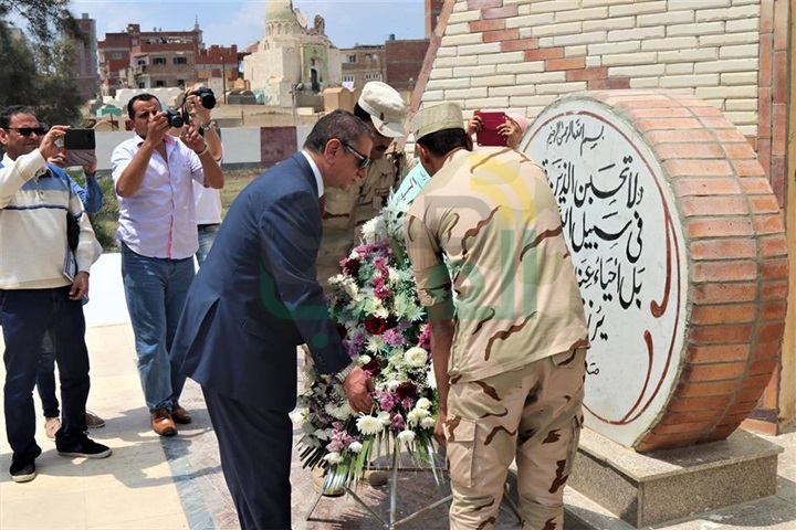 بالصور.. محافظ كفرالشيخ ومدير الأمن يضعان إكليل الزهورعلى قبرالجندى المجهول فى ذكرى تحرير سيناء
