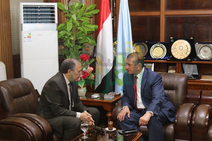 بالصور.. محافظ كفرالشيخ ومدير الأمن يضعان إكليل الزهورعلى قبرالجندى المجهول فى ذكرى تحرير سيناء