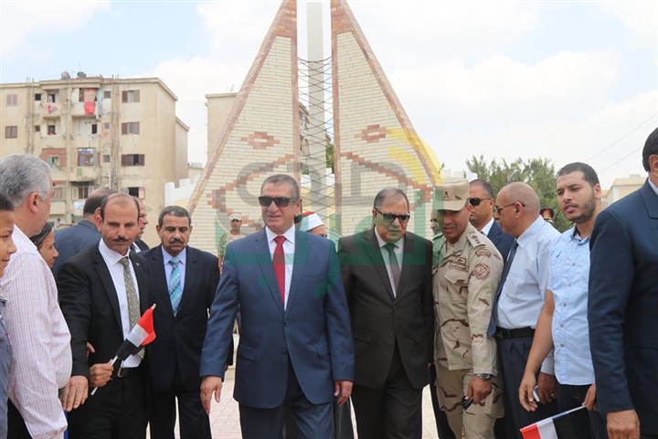 بالصور.. محافظ كفرالشيخ ومدير الأمن يضعان إكليل الزهورعلى قبرالجندى المجهول فى ذكرى تحرير سيناء