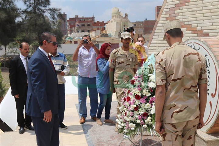 بالصور.. محافظ كفرالشيخ ومدير الأمن يضعان إكليل الزهورعلى قبرالجندى المجهول فى ذكرى تحرير سيناء