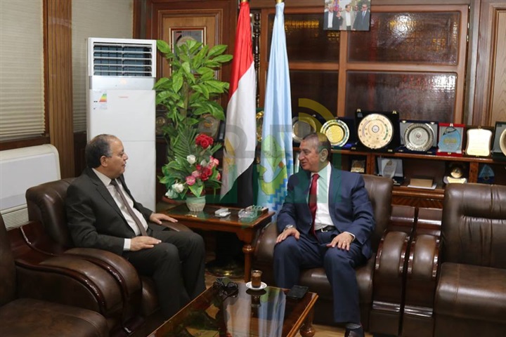 بالصور.. محافظ كفرالشيخ ومدير الأمن يضعان إكليل الزهورعلى قبرالجندى المجهول فى ذكرى تحرير سيناء