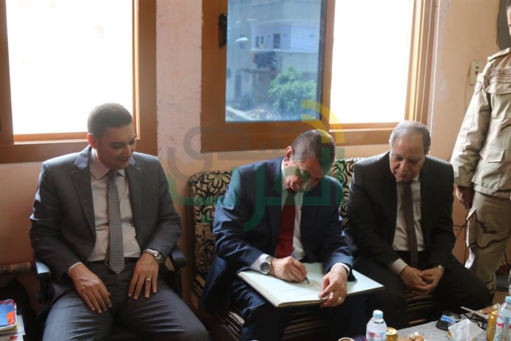 بالصور.. محافظ كفرالشيخ ومدير الأمن يضعان إكليل الزهورعلى قبرالجندى المجهول فى ذكرى تحرير سيناء