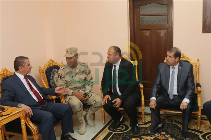 بالصور.. محافظ كفرالشيخ ومدير الأمن يضعان إكليل الزهورعلى قبرالجندى المجهول فى ذكرى تحرير سيناء