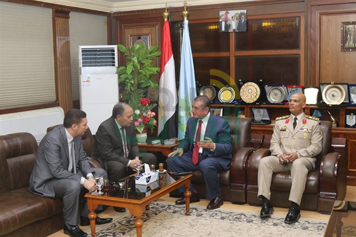 بالصور.. محافظ كفرالشيخ ومدير الأمن يضعان إكليل الزهورعلى قبرالجندى المجهول فى ذكرى تحرير سيناء