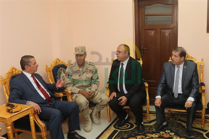 بالصور.. محافظ كفرالشيخ ومدير الأمن يضعان إكليل الزهورعلى قبرالجندى المجهول فى ذكرى تحرير سيناء