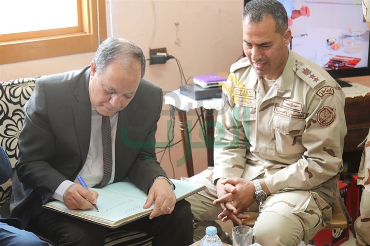 بالصور.. محافظ كفرالشيخ ومدير الأمن يضعان إكليل الزهورعلى قبرالجندى المجهول فى ذكرى تحرير سيناء