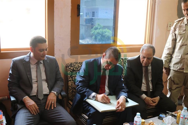 بالصور.. محافظ كفرالشيخ ومدير الأمن يضعان إكليل الزهورعلى قبرالجندى المجهول فى ذكرى تحرير سيناء