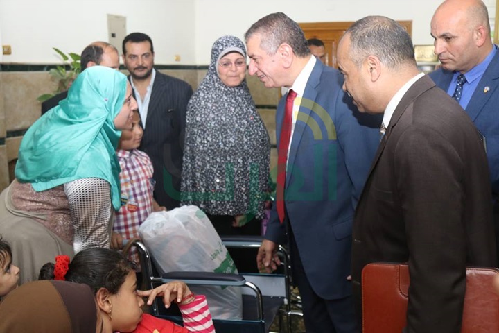 بالصور.. محافظ كفر الشيخ يوزع 9 كراسى متحركة وشهادات "أمان" على ذوى الاحتياجات الخاصة 