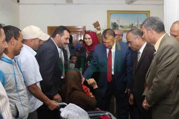 بالصور.. محافظ كفر الشيخ يوزع 9 كراسى متحركة وشهادات "أمان" على ذوى الاحتياجات الخاصة 