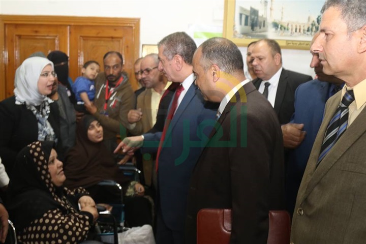 بالصور.. محافظ كفر الشيخ يوزع 9 كراسى متحركة وشهادات "أمان" على ذوى الاحتياجات الخاصة 