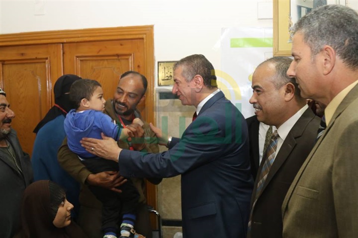 بالصور.. محافظ كفر الشيخ يوزع 9 كراسى متحركة وشهادات "أمان" على ذوى الاحتياجات الخاصة 