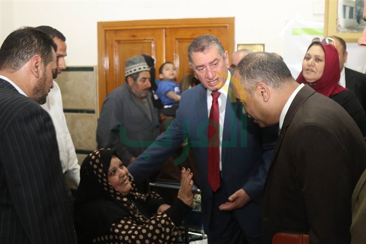 بالصور.. محافظ كفر الشيخ يوزع 9 كراسى متحركة وشهادات "أمان" على ذوى الاحتياجات الخاصة 
