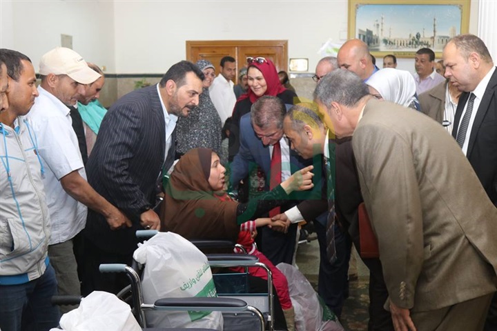 بالصور.. محافظ كفر الشيخ يوزع 9 كراسى متحركة وشهادات "أمان" على ذوى الاحتياجات الخاصة 