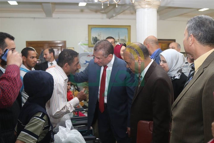 بالصور.. محافظ كفر الشيخ يوزع 9 كراسى متحركة وشهادات "أمان" على ذوى الاحتياجات الخاصة 