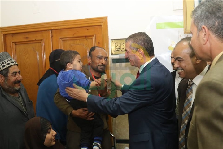 بالصور.. محافظ كفر الشيخ يوزع 9 كراسى متحركة وشهادات "أمان" على ذوى الاحتياجات الخاصة 