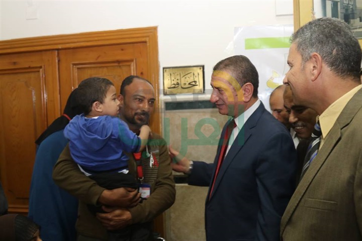 بالصور.. محافظ كفر الشيخ يوزع 9 كراسى متحركة وشهادات "أمان" على ذوى الاحتياجات الخاصة 