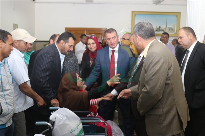 بالصور.. محافظ كفر الشيخ يوزع 9 كراسى متحركة وشهادات "أمان" على ذوى الاحتياجات الخاصة 