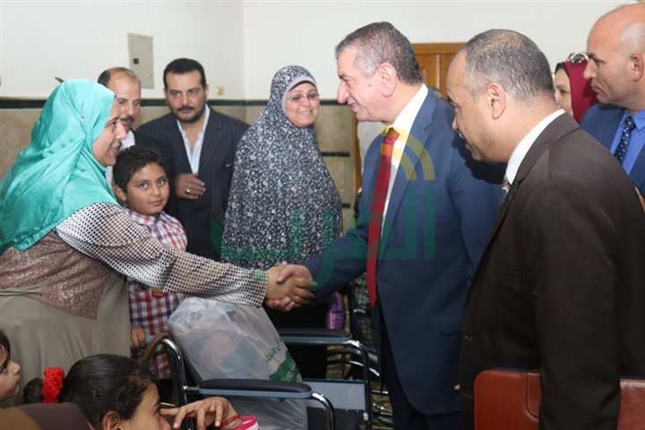 بالصور.. محافظ كفر الشيخ يوزع 9 كراسى متحركة وشهادات "أمان" على ذوى الاحتياجات الخاصة 