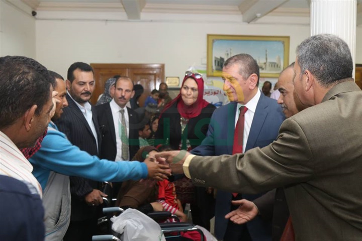 بالصور.. محافظ كفر الشيخ يوزع 9 كراسى متحركة وشهادات "أمان" على ذوى الاحتياجات الخاصة 