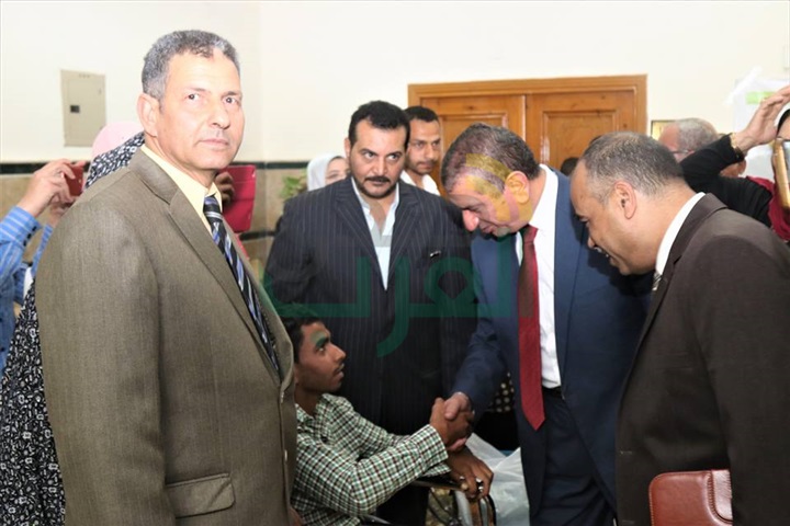 بالصور.. محافظ كفر الشيخ يوزع 9 كراسى متحركة وشهادات "أمان" على ذوى الاحتياجات الخاصة 