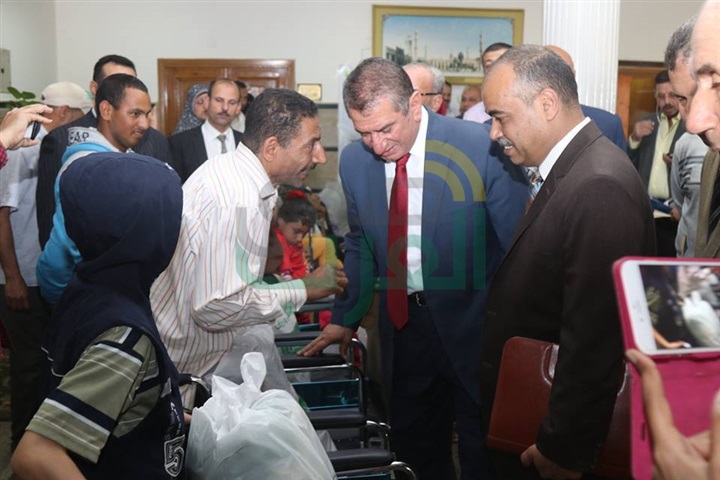 بالصور.. محافظ كفر الشيخ يوزع 9 كراسى متحركة وشهادات "أمان" على ذوى الاحتياجات الخاصة 