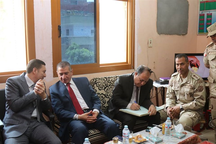 بالصور.. مدير أمن كفر الشيخ يضع الزهورعلى قبرالجندي المجهول فى ذكرئ سيناء