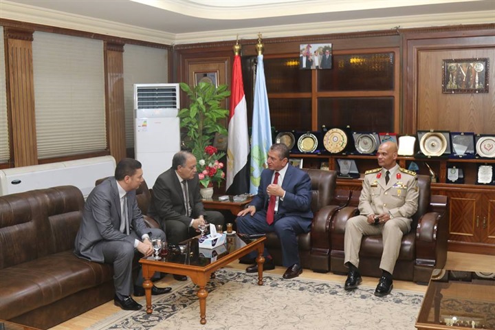 بالصور.. مدير أمن كفر الشيخ يضع الزهورعلى قبرالجندي المجهول فى ذكرئ سيناء
