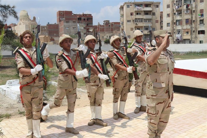بالصور.. مدير أمن كفر الشيخ يضع الزهورعلى قبرالجندي المجهول فى ذكرئ سيناء