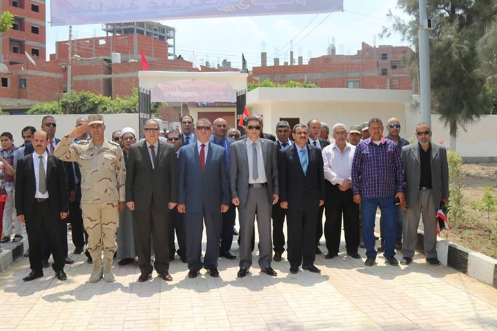 بالصور.. مدير أمن كفر الشيخ يضع الزهورعلى قبرالجندي المجهول فى ذكرئ سيناء