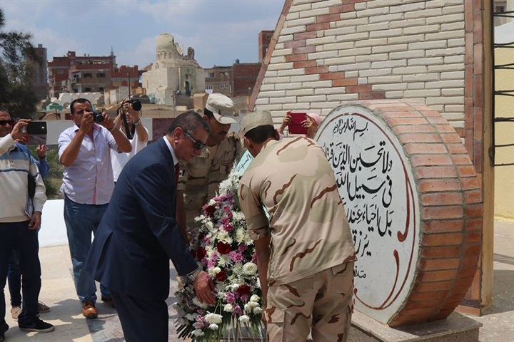 بالصور.. مدير أمن كفر الشيخ يضع الزهورعلى قبرالجندي المجهول فى ذكرئ سيناء